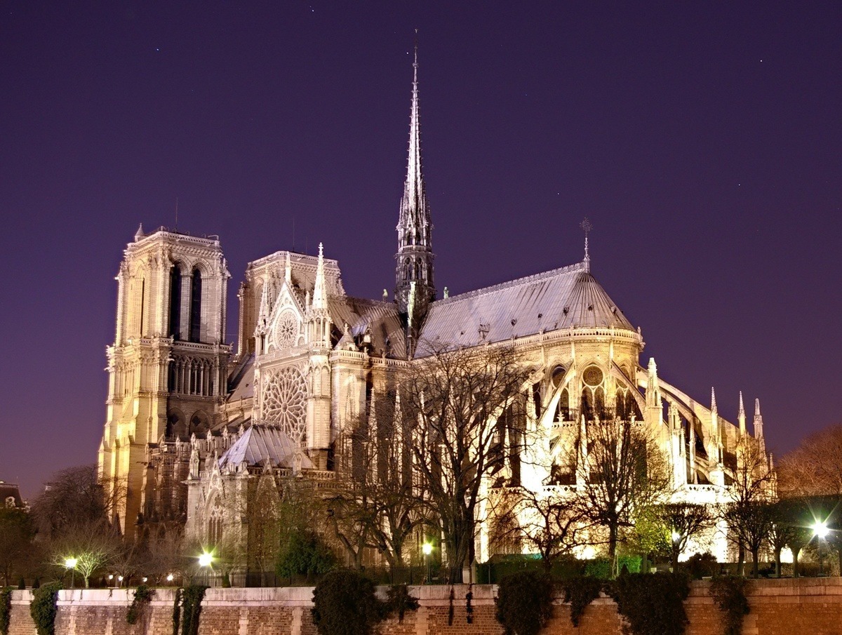notre_dame_de_paris_by_night_time.jpg